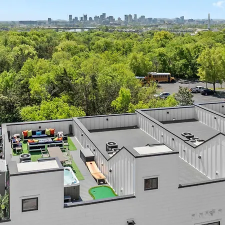 Holiday home Sounds Like Fun- Hot Tub & Rooftop Views *