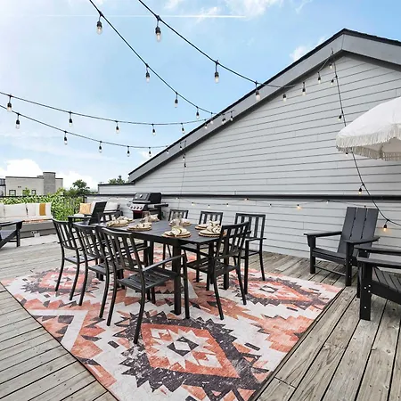 The Velvet Spur - Rooftop Retreat Near Germantown Holiday home