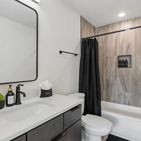 Sleek Trio Townhomes 9br 3 Hot Tubs Holiday home Nashville
