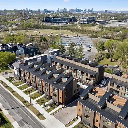 Contemporary Townhome Rooftop Hot Tub & Fireplace Holiday home Nashville
