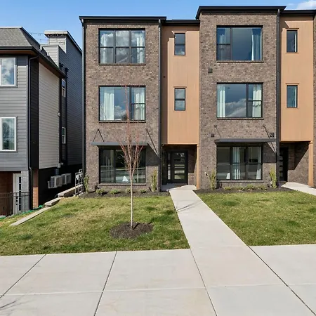 Fancy Townhouse With Rooftop Hot Tub & Fireplace *
