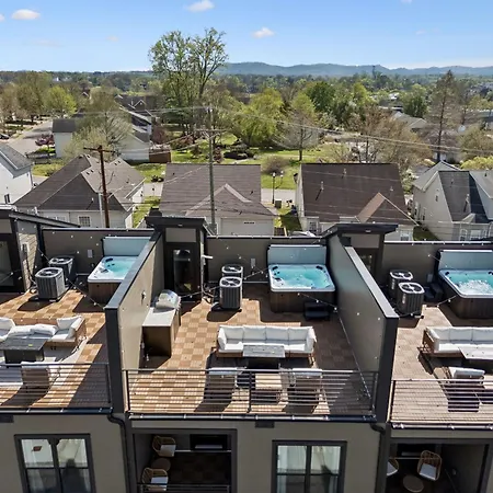 Contemporary Townhome Rooftop Hot Tub & Fireplace *