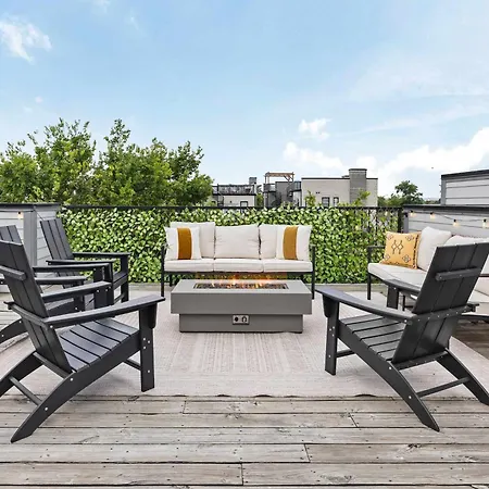 The Velvet Spur - Rooftop Retreat Near Germantown Holiday home *