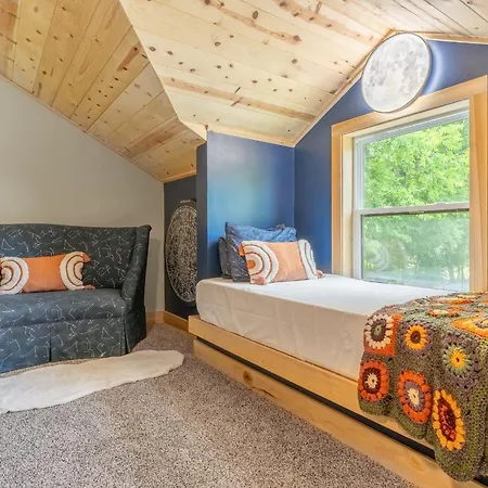 Holiday home The Magic Cottage- Artsy Escape With Hot Tub & Charm *
