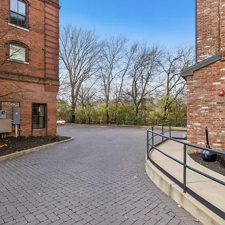 Holiday home Luxury 2br Midtown Near Broadway & Pool *