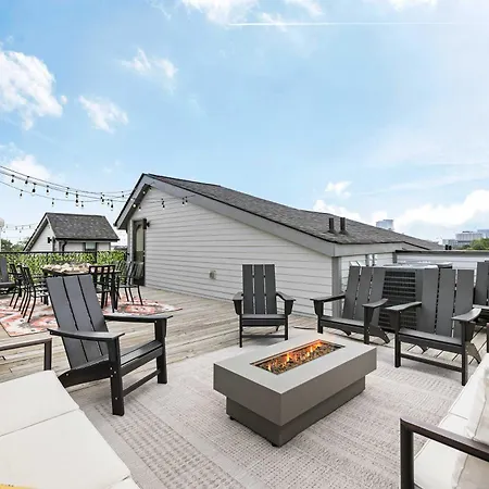 The Velvet Spur - Rooftop Retreat Near Germantown Holiday home Nashville