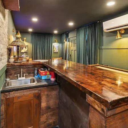 Speakeasy. East Nash. Hot Tub. Mins To Broadway Holiday home