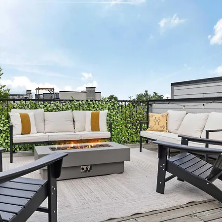 Holiday home The Velvet Spur - Rooftop Retreat Near Germantown *