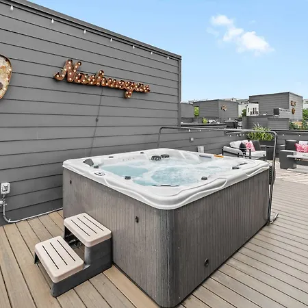 Rooftop Oasis - Hot Tub Views Nashville