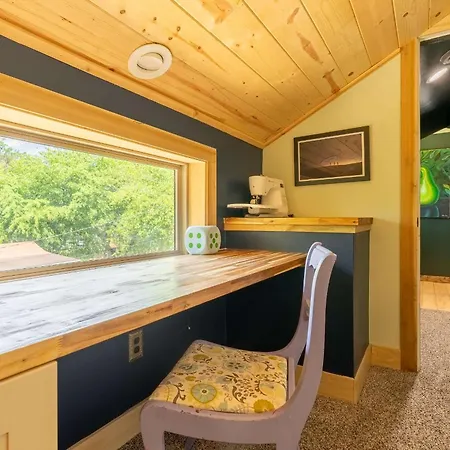 The Magic Cottage- Artsy Escape With Hot Tub & Charm