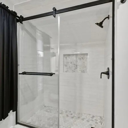 Speakeasy. East Nash. Hot Tub. Mins To Broadway Holiday home