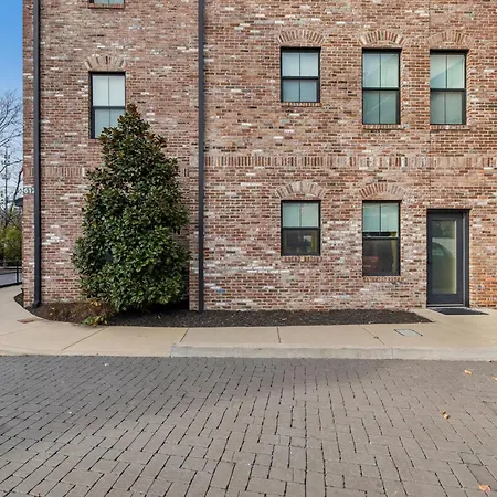 Luxury 2br Midtown Near Broadway & Pool Holiday home Nashville