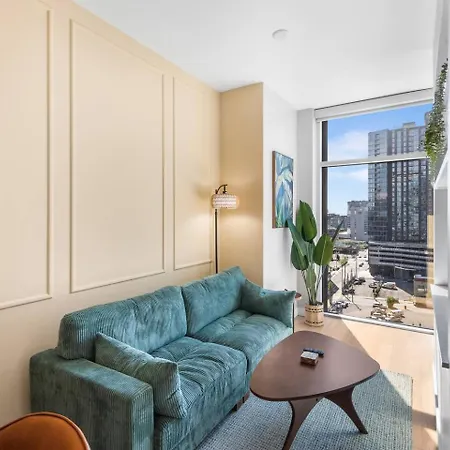 Luxury Pool, Gym & Lounge + Free Parking Apartment *