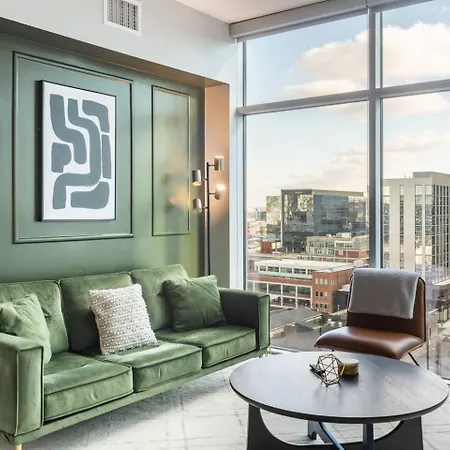 Luxury Gulch Skyline Views, Pool, Parking Apartment *