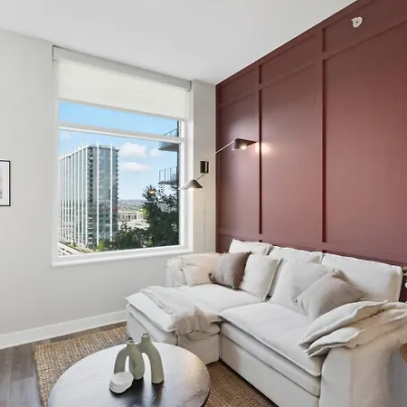 Luxury Pool, Gym, Views + Free Parking Apartment