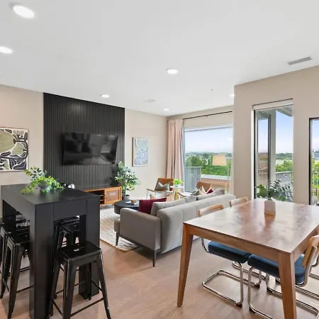River View Luxury With Garage, Walk To Downtown Apartment *
