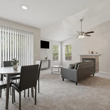 Cozy Retreat Near Airport & Hotspots Apartment *
