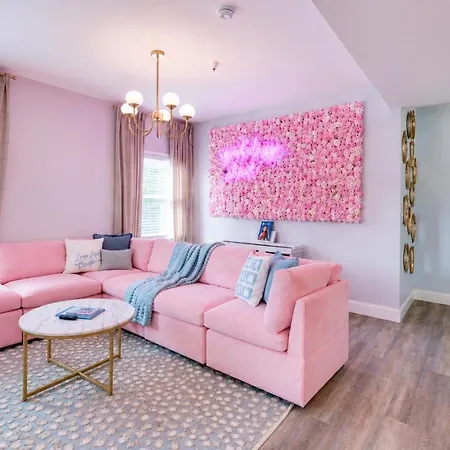 Sweet & Glam Pop Near Vanderbilt & Downtown Apartment