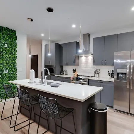 Two Kings On Floor W Pool & Patio Apartment *