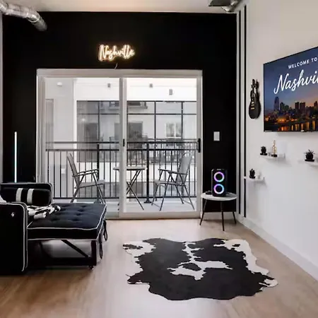 Downtown Walk To Broadway Pool, Private Balcony, Free Parking! Apartment Nashville