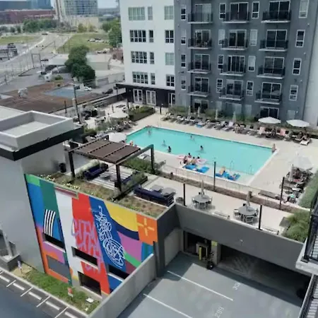 Apartment Downtown Walk To Broadway Pool, Private Balcony, Free Parking! *
