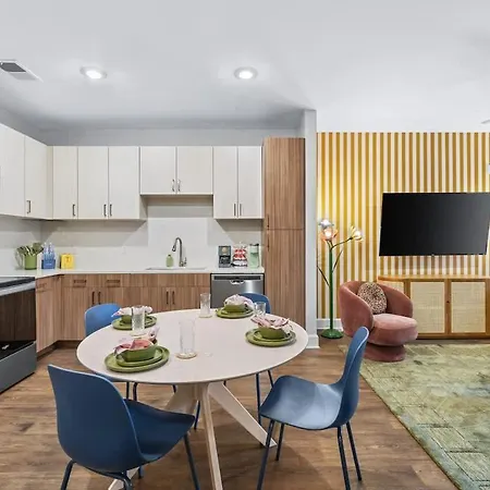 Apartment 2br W Glam Station & Karaoke Near Broadway