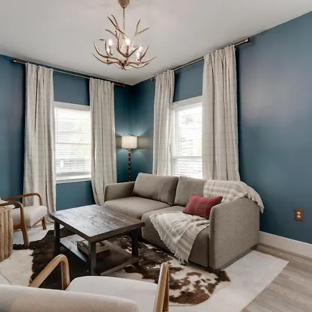 Apartment Game Day Getaway, Vols-themed Near Vanderbilt