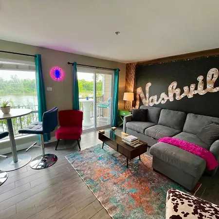 Apartment Riverside Rhythm! Waterfront & Walk To Broadway! *