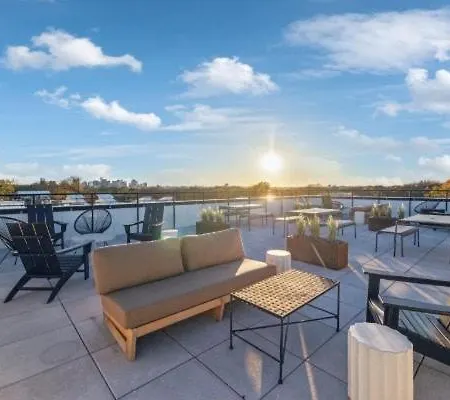Apartment Cowboys And Angels - Sky Deck And Parking - East *