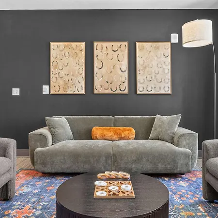 Stylish 2br W Skyline Views Apartment *