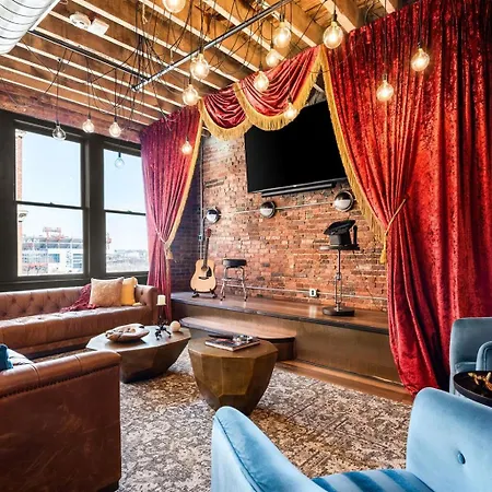 The Velvet Songbird Downtown Luxe Sleeps 24 Holiday home *