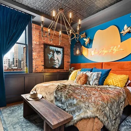The Songbird-luxury Penthouse Steps To Broadway Holiday home *