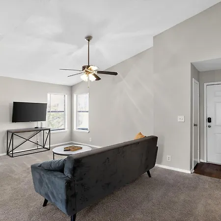 Cozy Retreat Near Airport & Hotspots Apartment *