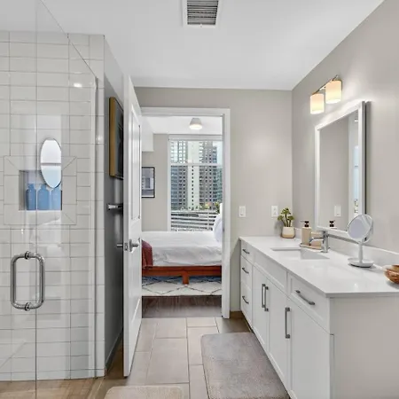 Apartment Gulch Gem Pool, Walkable + Parking *