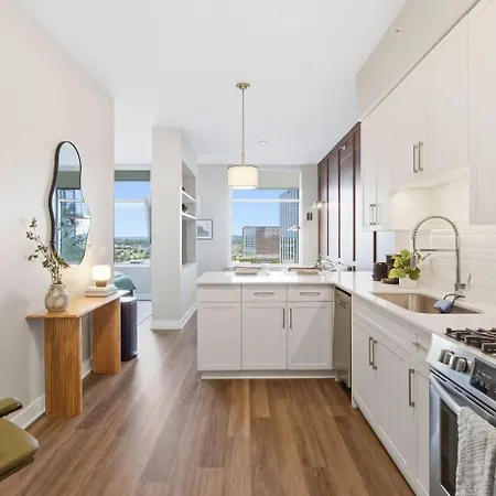 Apartment Luxury Pool, Gym, Views + Free Parking *