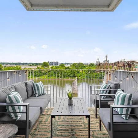 River View Luxury With Garage, Walk To Downtown Apartment *