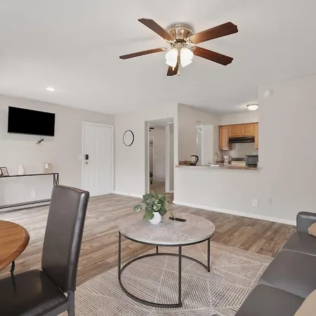 Roomy With Modern Features Apartment *