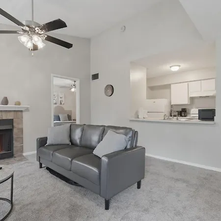 Cozy Retreat Near Airport & Hotspots Apartment *
