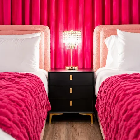 Pink Pony Club Retreat Near Vanderbilt Sleeps 6 Apartment *
