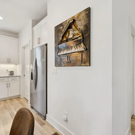 Modern Townhouse Close To Broadway