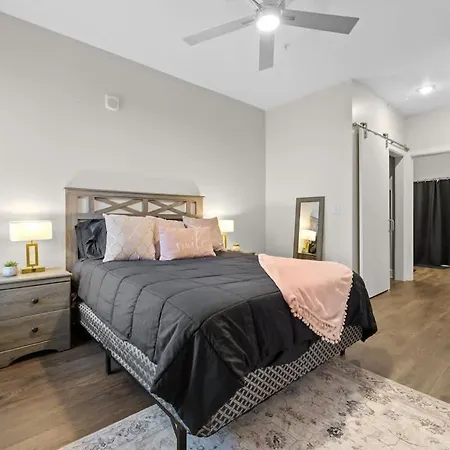 Stylish Gulch Retreat - Near Broadway *