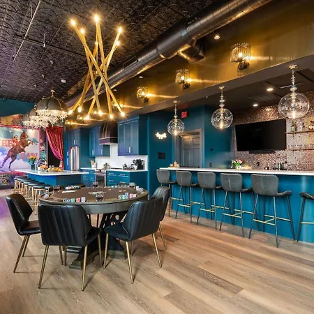 The Velvet Songbird Downtown Luxe Sleeps 24 Holiday home