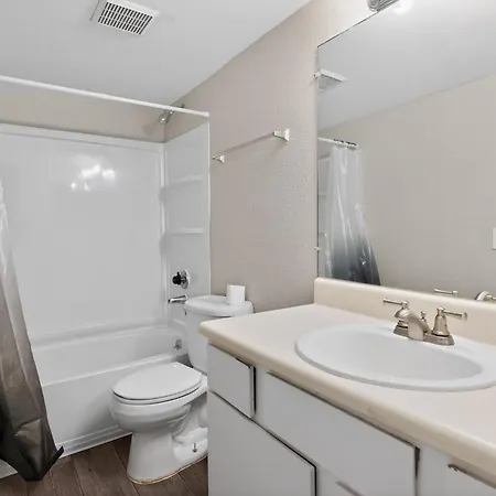 Modern Minutes From Downtown *