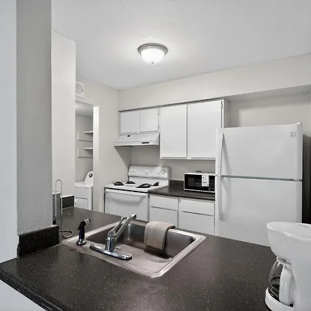 Cozy Retreat Near Airport & Hotspots Apartment *