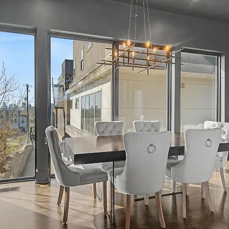 Modern Oasis Downtown Skyline View Prime
