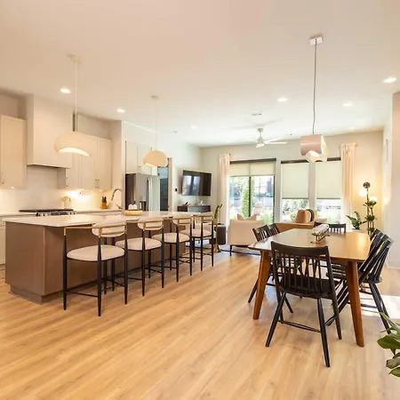 Pool, Hot Tub, Sauna & Firepit- 7 Min To Broadway