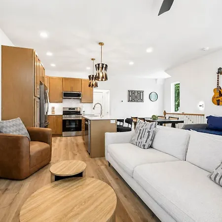 Modern Townhome With Garage & Ev Charger Apartment *