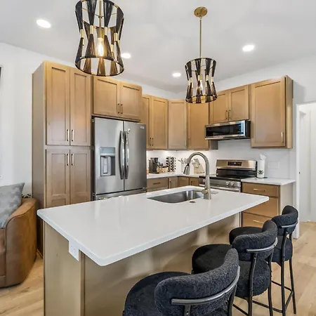 Modern Townhome With Garage & Ev Charger Apartment