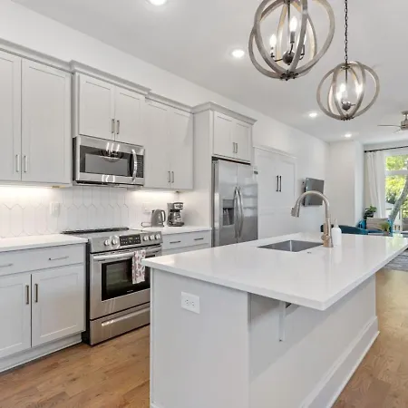 Ave Sleeps 8 2 Master Huge Parking Apartment