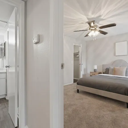 Cozy Retreat Near Airport & Hotspots *